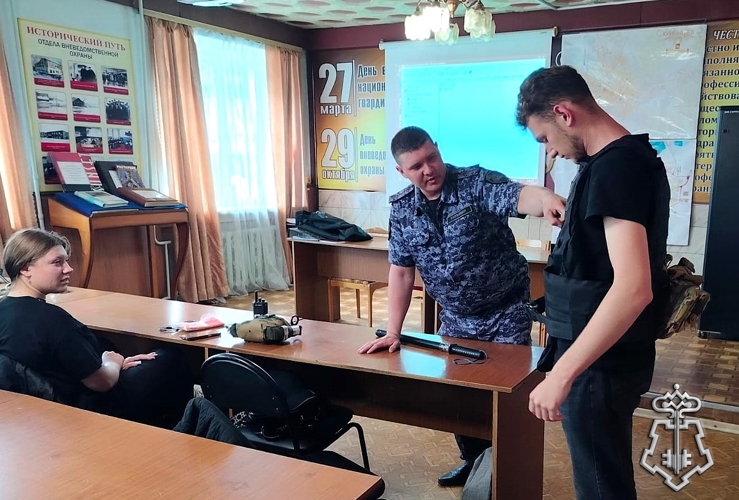 В Куйбышеве сотрудники вневедомственной охраны Росгвардии провели для студентов день открытых дверей