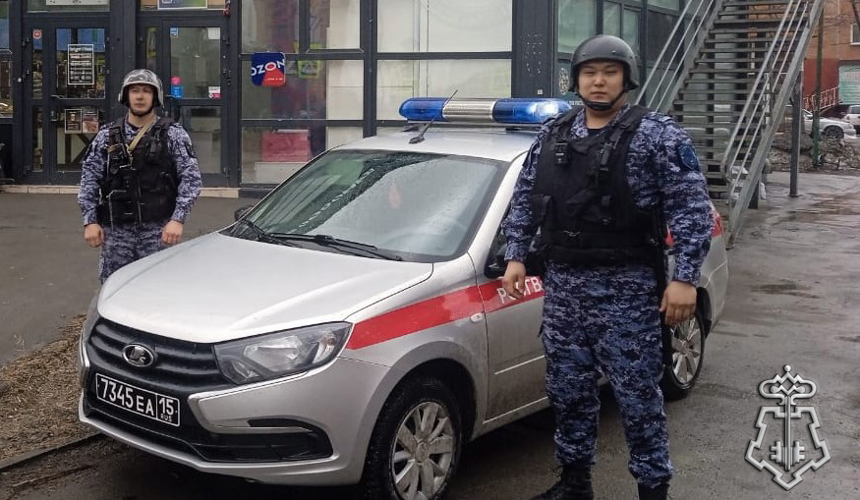 В Новосибирске сотрудниками вневедомственной охраны задержан вооруженный кинжалами мужчина