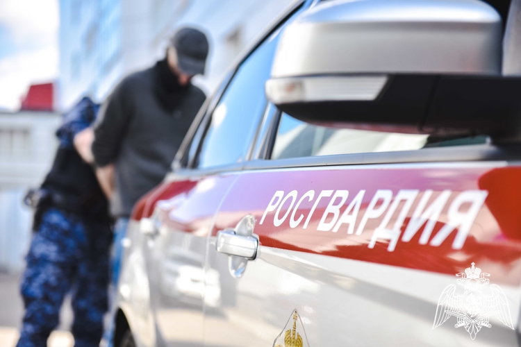 В Новосибирске сотрудники Росгвардии задержали «закладчика» с крупной партией наркотиков (видео)