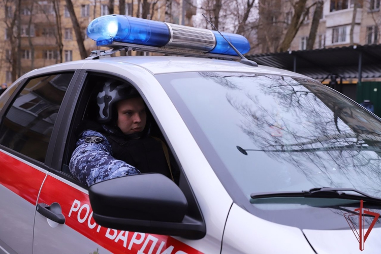 Экипаж вневедомственной охраны Росгвардии задержал подозреваемого в краже из магазина