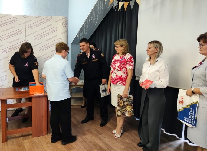В Новосибирской области сотрудники Росгвардии присоединились к мероприятиям, приуроченным ко Дню Государственного флага