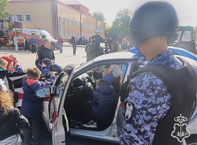 Сотрудники вневедомственной охраны Росгвардии рассказали школьникам о свой профессии