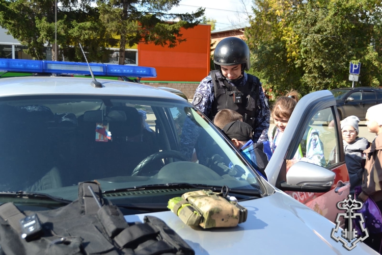 Сотрудники вневедомственной охраны Росгвардии рассказали школьникам о свой профессии