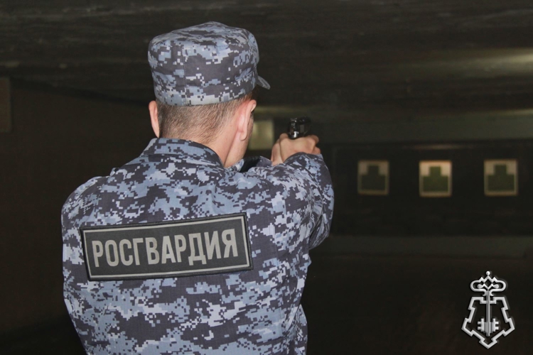В Новосибирске прошли соревнования по служебному троеборью среди сотрудников вневедомственной охраны Росгвардии