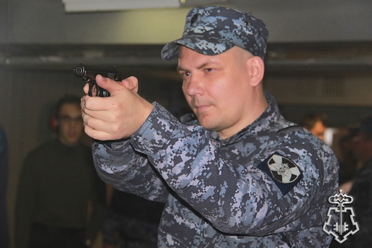 В Новосибирске прошли соревнования по служебному троеборью среди сотрудников вневедомственной охраны Росгвардии