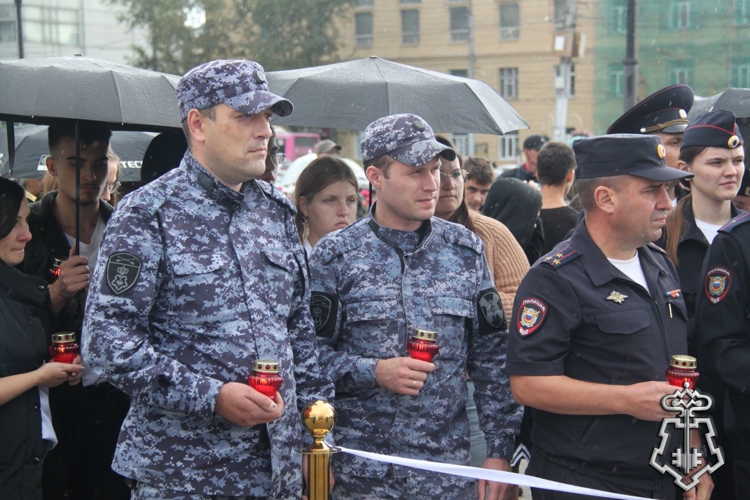  «Помним Беслан»: в Новосибирске сотрудники вневедомственной охраны Росгвардии присоединились к памятной акции