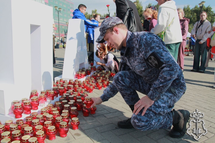  «Помним Беслан»: в Новосибирске сотрудники вневедомственной охраны Росгвардии присоединились к памятной акции