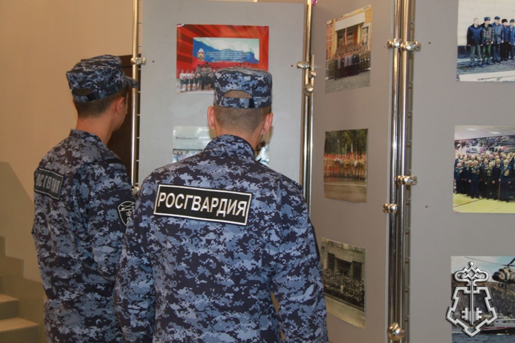 В Новосибирске молодые сотрудники вневедомственной охраны Росгвардии познакомились с историей войск правопорядка