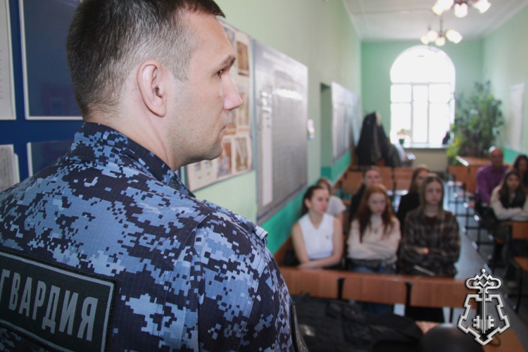 Сотрудники вневедомственной охраны Росгвардии провели экскурсию для учащихся подшефного техникума