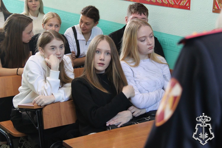Сотрудники вневедомственной охраны Росгвардии провели экскурсию для учащихся подшефного техникума