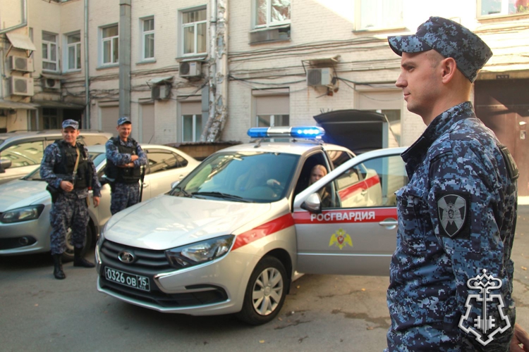 Сотрудники вневедомственной охраны Росгвардии провели экскурсию для учащихся подшефного техникума