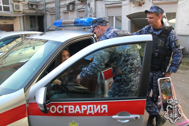Сотрудники вневедомственной охраны Росгвардии провели экскурсию для учащихся подшефного техникума
