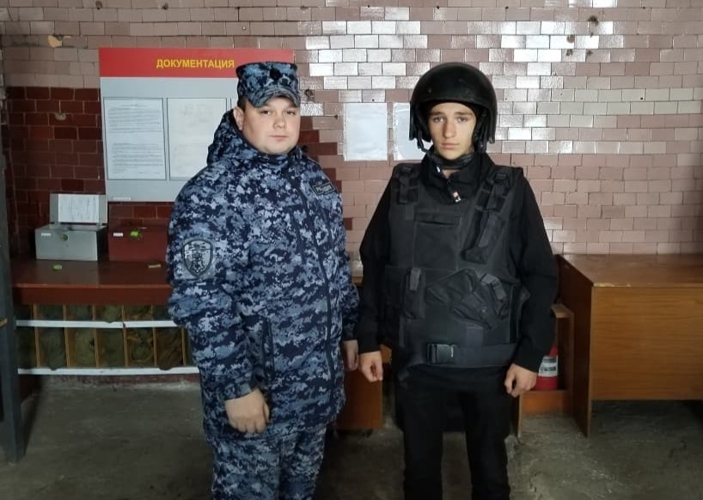 В Черепаново сотрудники вневедомственной охраны Росгвардии рассказали подросткам о своей профессии