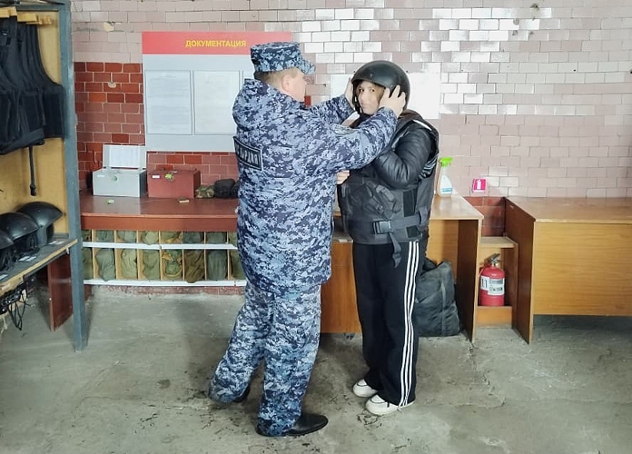 В Черепаново сотрудники вневедомственной охраны Росгвардии рассказали подросткам о своей профессии