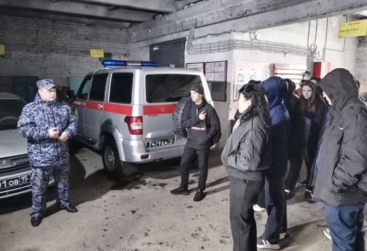 В Черепаново сотрудники вневедомственной охраны Росгвардии рассказали подросткам о своей профессии