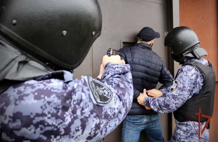 В Новосибирске экипаж Росгвардии задержал вооруженного ножом правонарушителя (видео)
