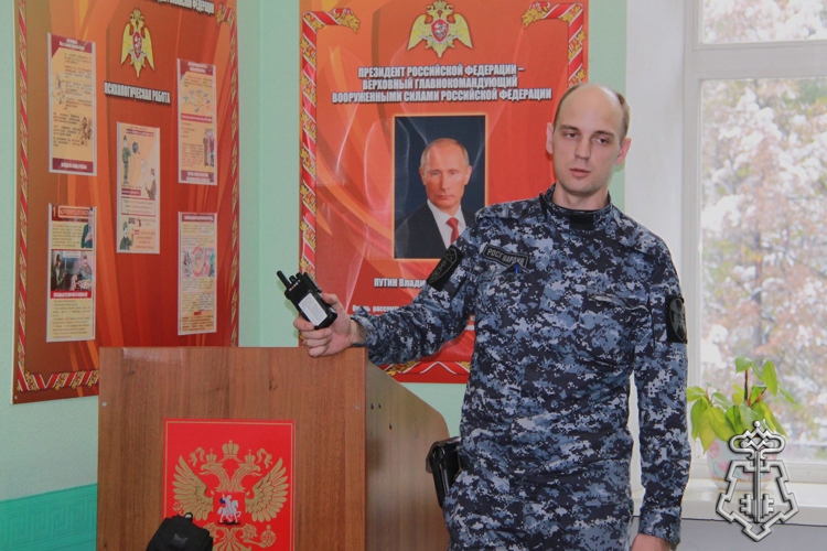 В Новосибирске сотрудники вневедомственной охраны Росгвардии провели для школьников день открытых дверей