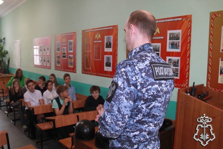 В Новосибирске сотрудники вневедомственной охраны Росгвардии провели для школьников день открытых дверей