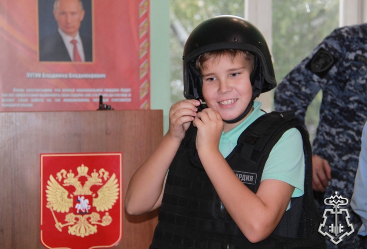 В Новосибирске сотрудники вневедомственной охраны Росгвардии провели для школьников день открытых дверей