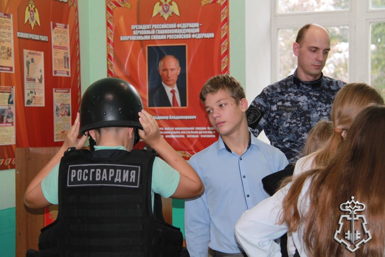 В Новосибирске сотрудники вневедомственной охраны Росгвардии провели для школьников день открытых дверей