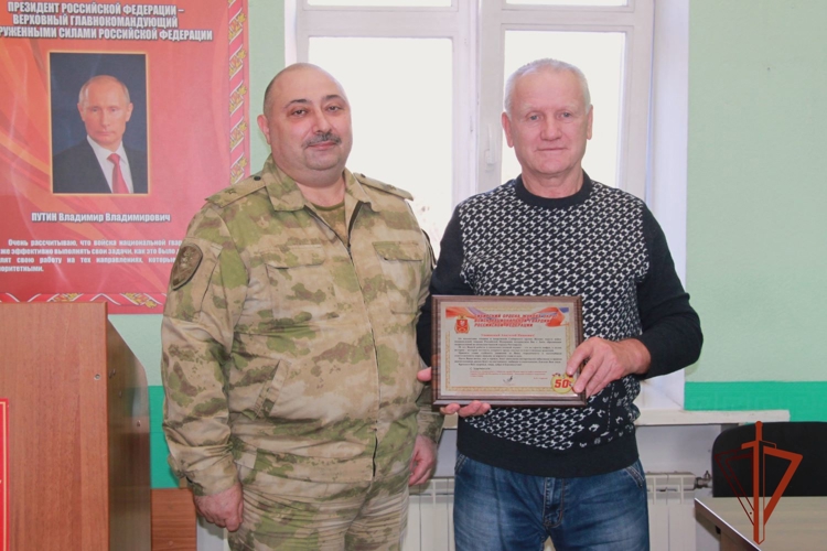 Заместитель командующего Сибирским ордена Жукова округом Росгвардии поздравил ветерана вневедомственной охраны с трудовым юбилеем