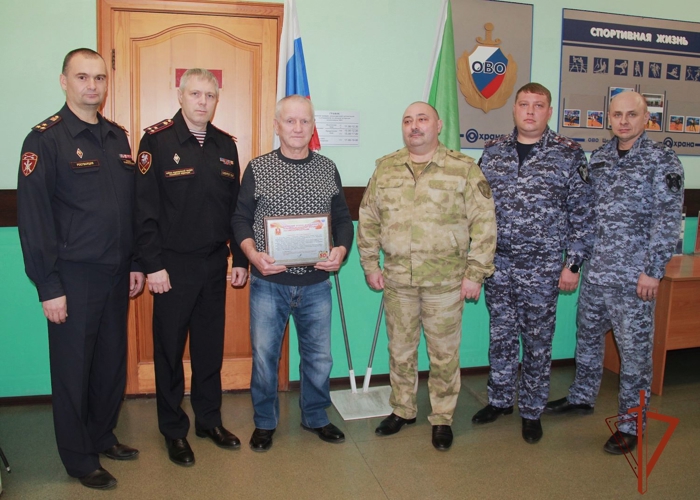Заместитель командующего Сибирским ордена Жукова округом Росгвардии поздравил ветерана вневедомственной охраны с трудовым юбилеем