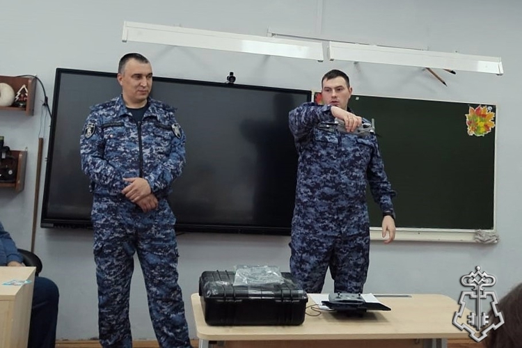 Сотрудники вневедомственной охраны Росгвардии познакомили старшеклассников со своей службой