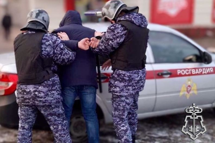 В Новосибирске сотрудники вневедомственной охраны Росгвардии задержали гражданина, скрывшегося от органов дознания