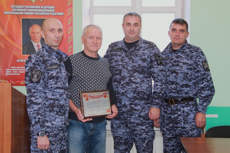 Заместитель командующего Сибирским ордена Жукова округом Росгвардии поздравил ветерана вневедомственной охраны с трудовым юбилеем