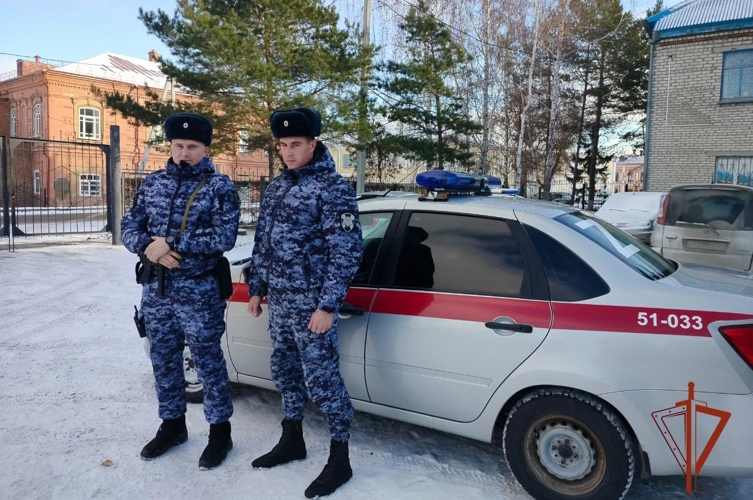 В Куйбышеве сотрудники вневедомственной охраны Росгвардии спасли мужчину, которому стало плохо на улице