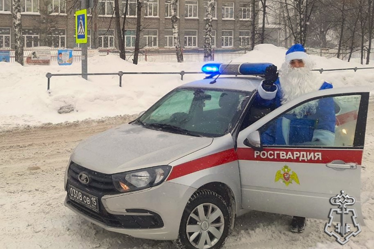 Росгвардейский Дед Мороз приехал в новосибирскую школу на патрульном автомобиле (видео)