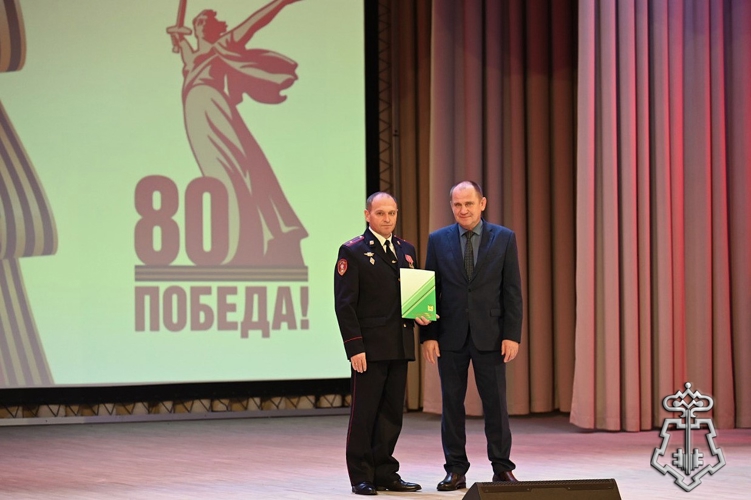Коллектив Карасукского отделения вневедомственной охраны Росгвардии награжден за вклад в патриотическое воспитание молодежи