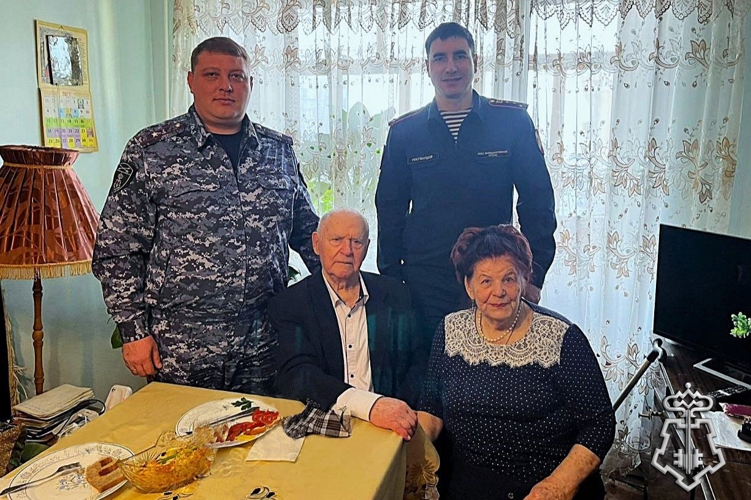 В Новосибирске поздравили с 98-летием ветерана вневедомственной охраны