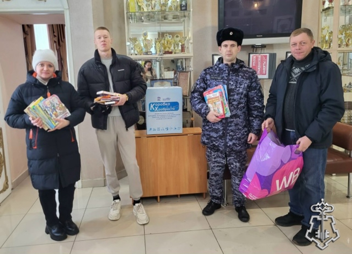 В Новосибирской области сотрудники Росгвардии собрали «Коробку храбрости» для маленьких пациентов
