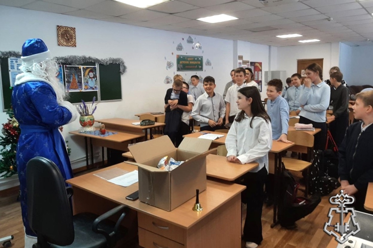 Росгвардейский Дед Мороз приехал в новосибирскую школу на патрульном автомобиле (видео)
