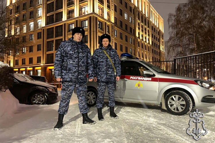 В Новосибирске офицеры Росгвардии спасли женщину, у которой случилась остановка сердца