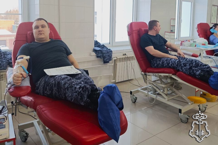 В Новосибирске сотрудники вневедомственной охраны Росгвардии сдали донорскую кровь