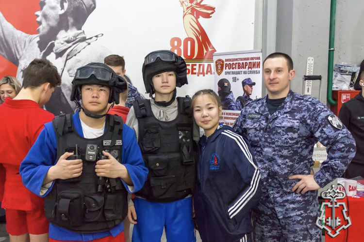В преддверие юбилея Росгвардии сотрудники ведомства познакомили юных спортсменов со своей службой