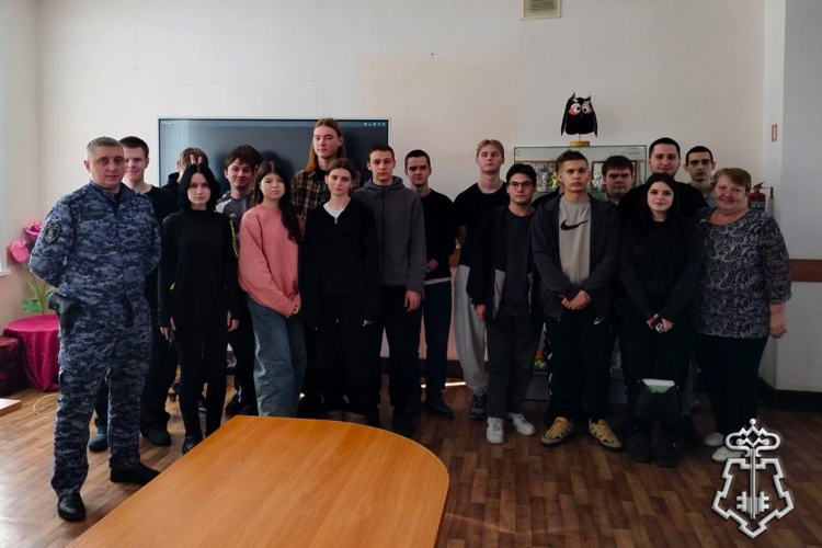 В Куйбышеве сотрудники вневедомственной охраны Росгвардии провели профориентационное мероприятие для учащихся колледжа