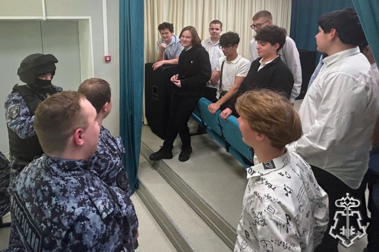 Росгвардейцы провели для старшеклассников урок мужества