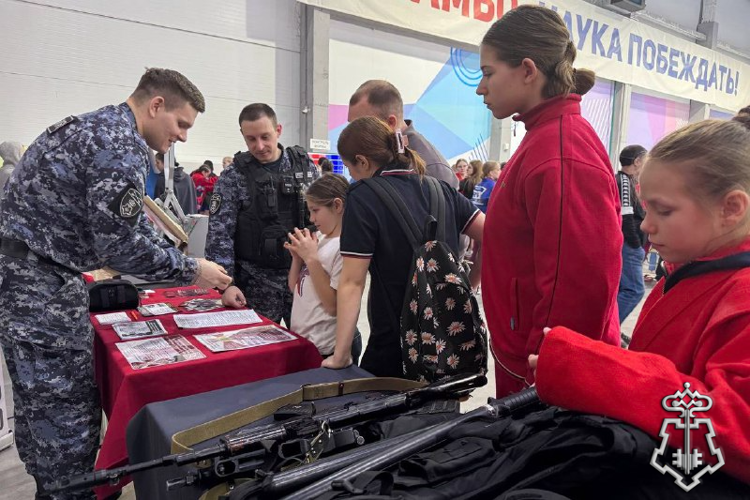 В преддверие юбилея Росгвардии сотрудники ведомства познакомили юных спортсменов со своей службой