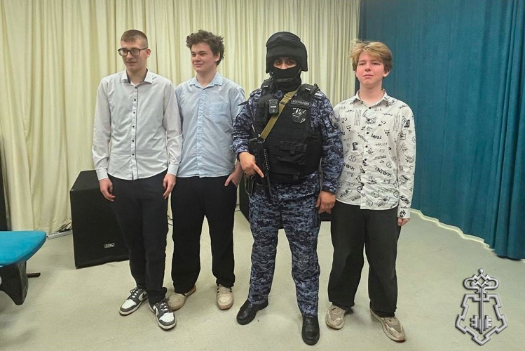 Росгвардейцы провели для старшеклассников урок мужества
