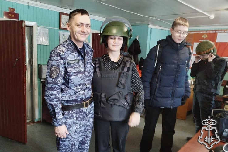 Сотрудники вневедомственной охраны Росгвардии познакомили школьников со своей профессией