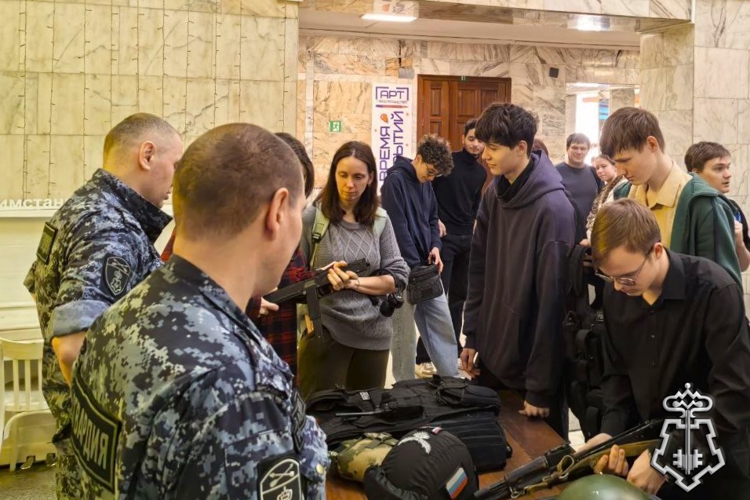 В Новосибирске сотрудники вневедомственной охраны Росгвардии приняли участие в масштабном профориентационном мероприятии