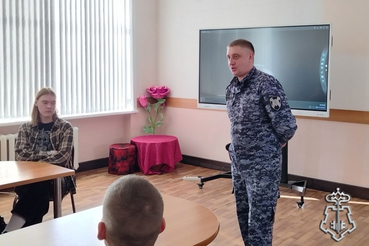 В Куйбышеве сотрудники вневедомственной охраны Росгвардии провели профориентационное мероприятие для учащихся колледжа
