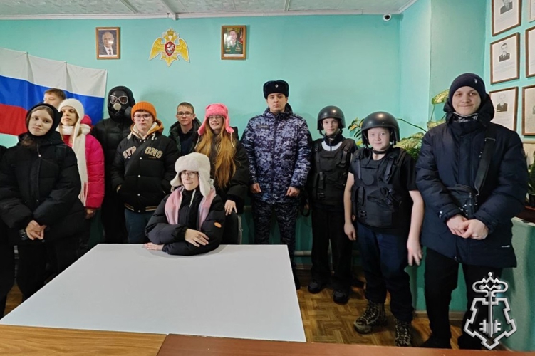Сотрудники вневедомственной охраны Росгвардии познакомили школьников со своей профессией