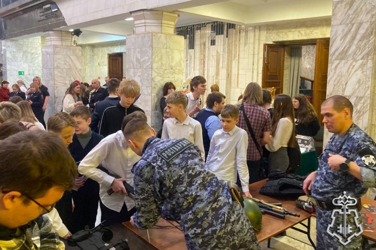 В Новосибирске сотрудники вневедомственной охраны Росгвардии приняли участие в масштабном профориентационном мероприятии