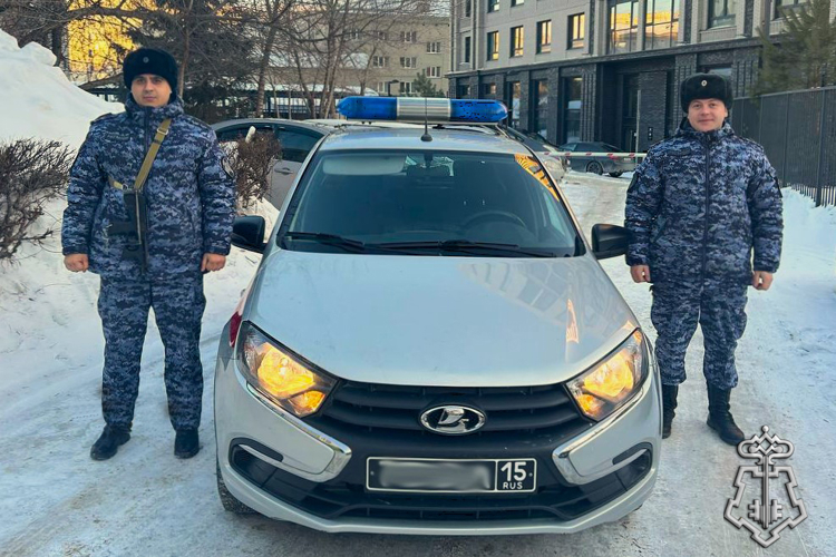 В Новосибирске сотрудники вневедомственной охраны Росгвардии оказали помощь пассажиру троллейбуса, которому внезапно стало плохо
