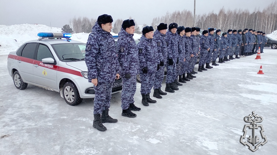 В Новосибирске сотрудники вневедомственной охраны Росгвардии отработали навыки контраварийного вождения (видео)