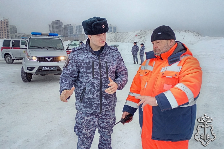 В Новосибирске сотрудники вневедомственной охраны Росгвардии отработали навыки контраварийного вождения (видео)